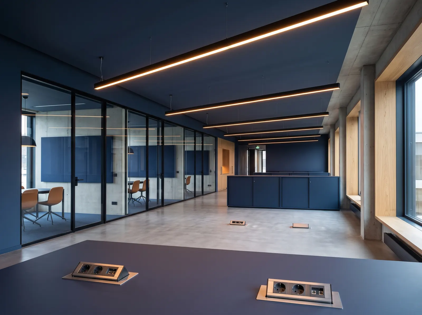 Plateau de bureaux avec éclairage linéaire et boîtiers de sol