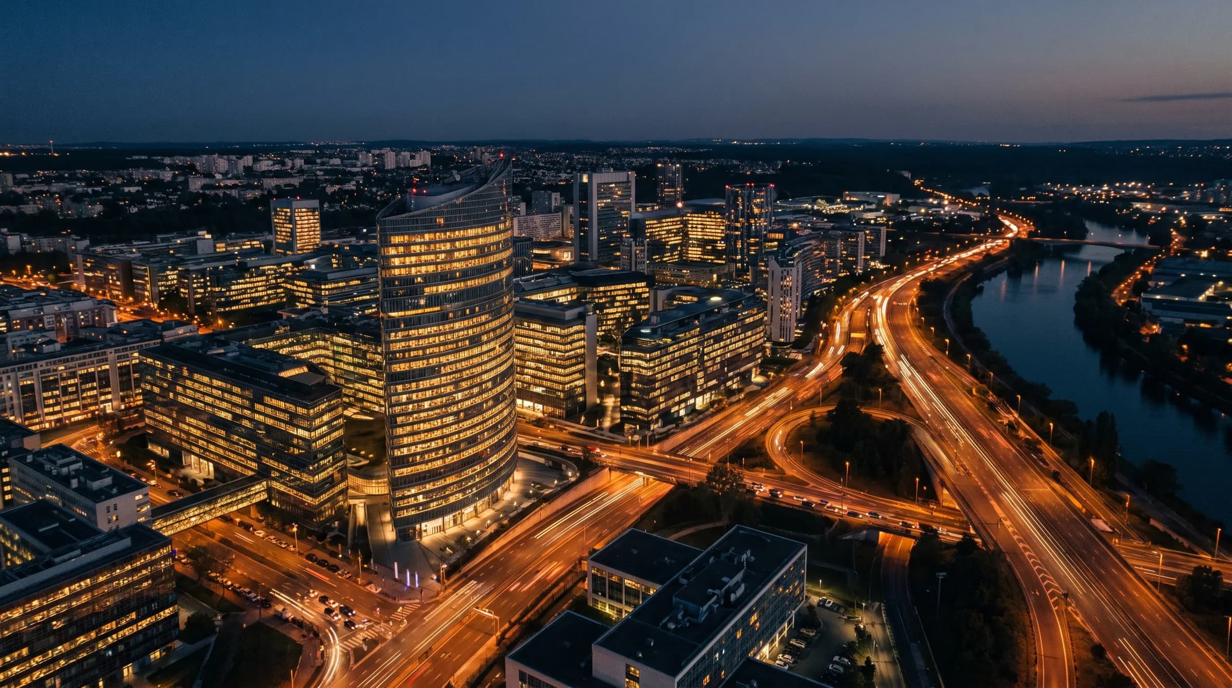 Vue nocturne d'un quartier d'affaires de l'ouest parisien